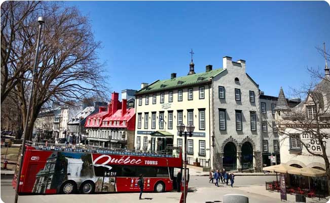 red bus in Quebec City